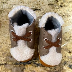 Carter’s 6-9 month baby shoes